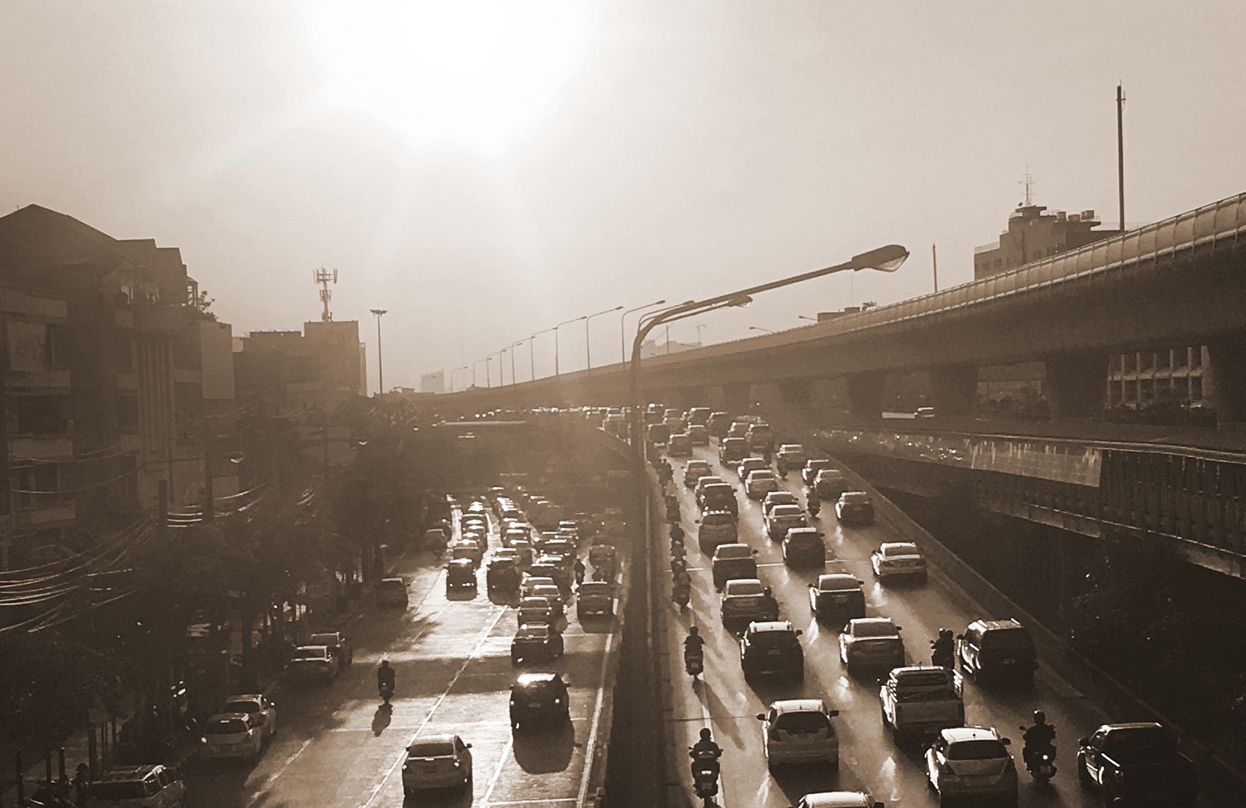 Tanto la contaminación atmosférica, en la que influye el tráfico urbano, como las temperaturas extremas, con las olas de calor y frío, están vinculadas con las hospitalizaciones por enfermedades como Alzheimer, Parkinson, esclerosis múltiple o demencia. 