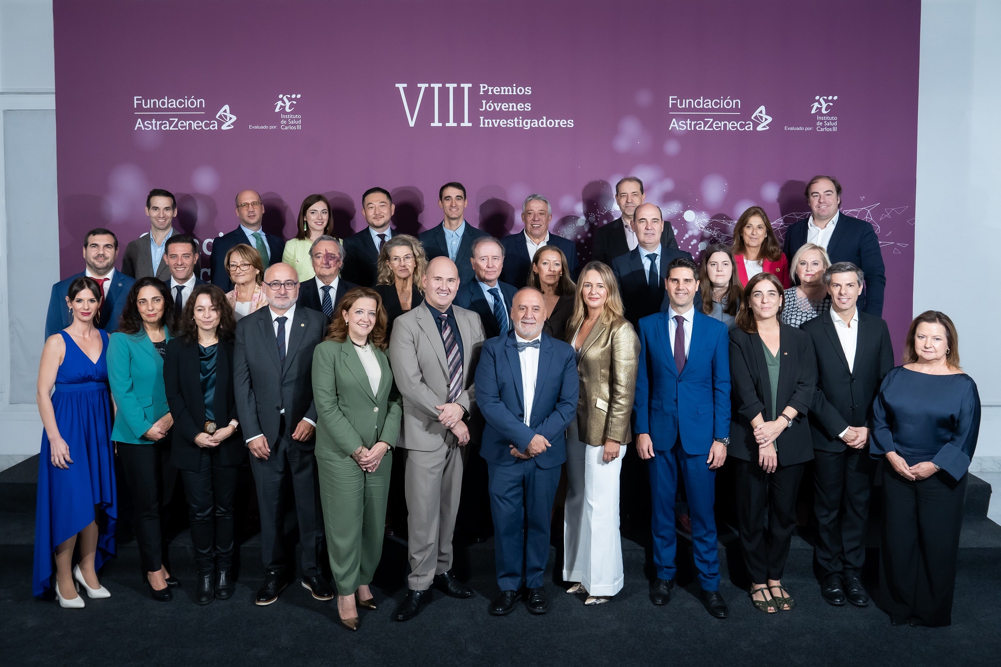 Foto de familia en el acto de entrega de los VIII Premios Jóvenes Investigadores de la Fundación Astrazéneca, iniciativa en la que el ISCIII colabora evaluando los proyectos presentados a las ayudas. En el centro, el secretario de Estado de Estado de Ciencia, Innovación y Universidades, Juan Cruz Cigudosa, flanqueado por Rick R. Suárez, presidente de la Fundación AstraZeneca y presidente de AstraZeneca España, y por Marta Moreno, vicepresidenta de la Fundación AstraZeneca y directora de Asuntos Corporativos y Acceso al Mercado en AstraZeneca. A la derecha, en la fila inferior, la subdirectora de Evaluación y Fomento de la Investigación del ISCIII, Pilar Gayoso..