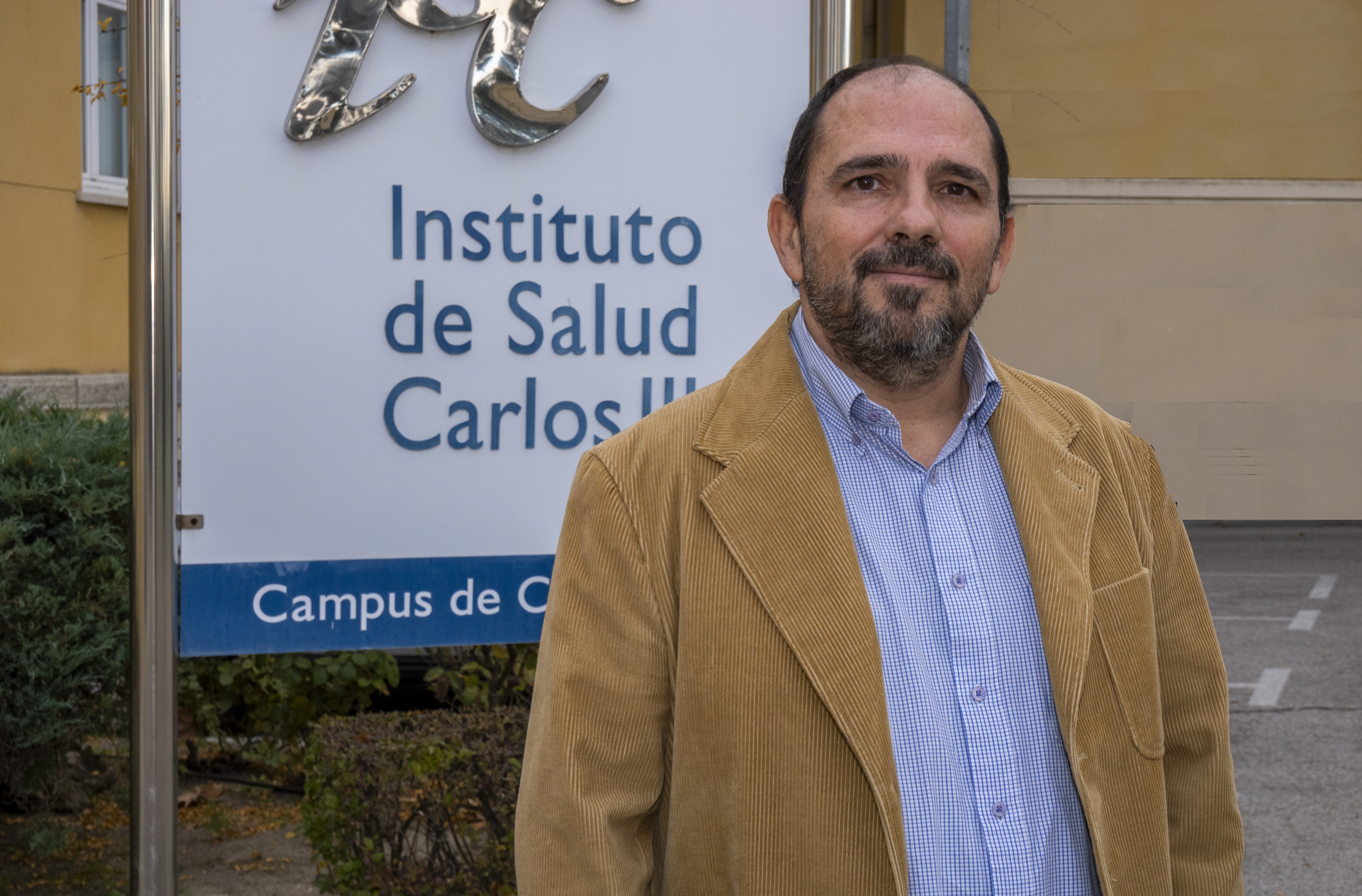 Carlos Martín Saborido, junto al edificio de la Agencia de Evaluación de Tecnologías Sanitarias del ISCIII, en el Campus de Chamartín de Madrid.