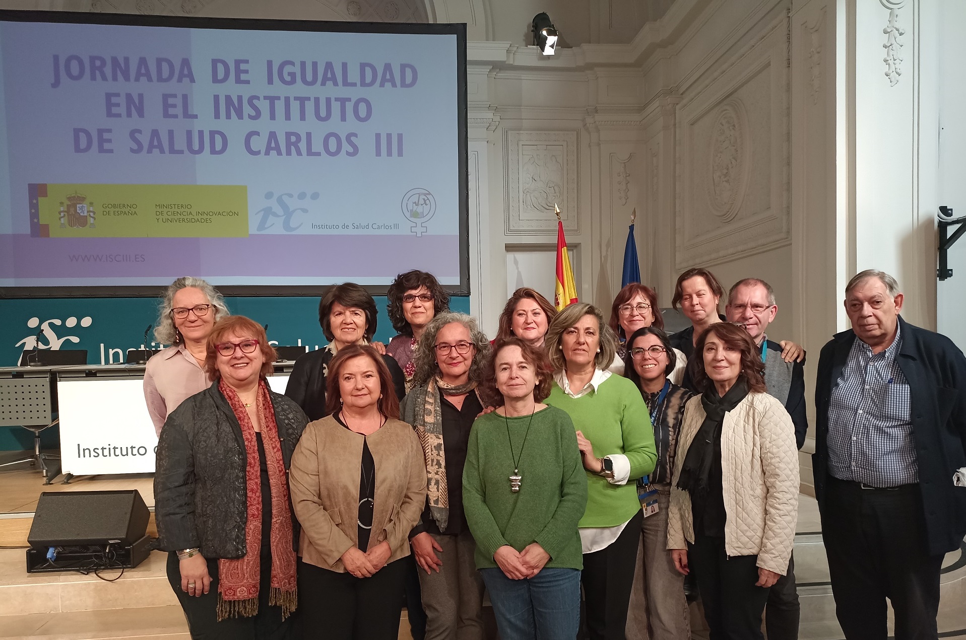 Foto de familia de la jornada, con la subdirectora del ISCIII Pilar Gayoso (segunda por la izquierda en la fila inferior), la coordinadora del Grupo de Igualdad del ISCIII, Belén Sanz Barbero (primera por la izquierda en la fila superior), componentes del Grupo de Igualdad, ponentes y personal del Instituto.